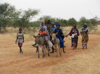01 Femmes Se Dirigeant Vers Le Marche Pour Le Troc